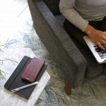 Panorama do Emprego: Desaceleração nos Estados Unidos e a Gestão Digital de Carreiras no Brasil